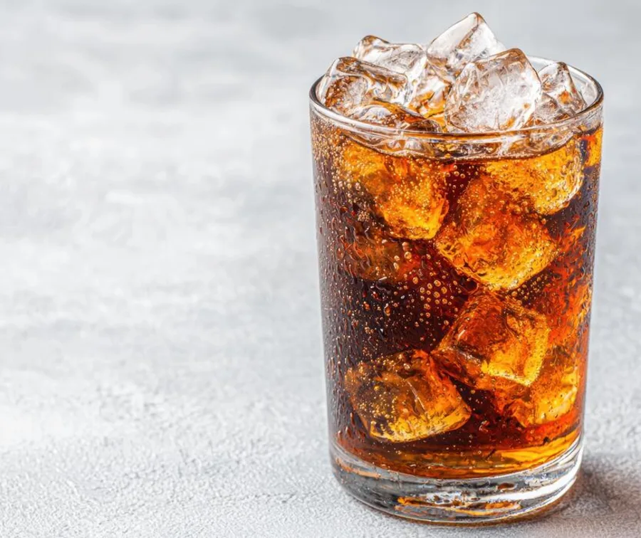 Vaso de gaseosa oscura con mucho hielo