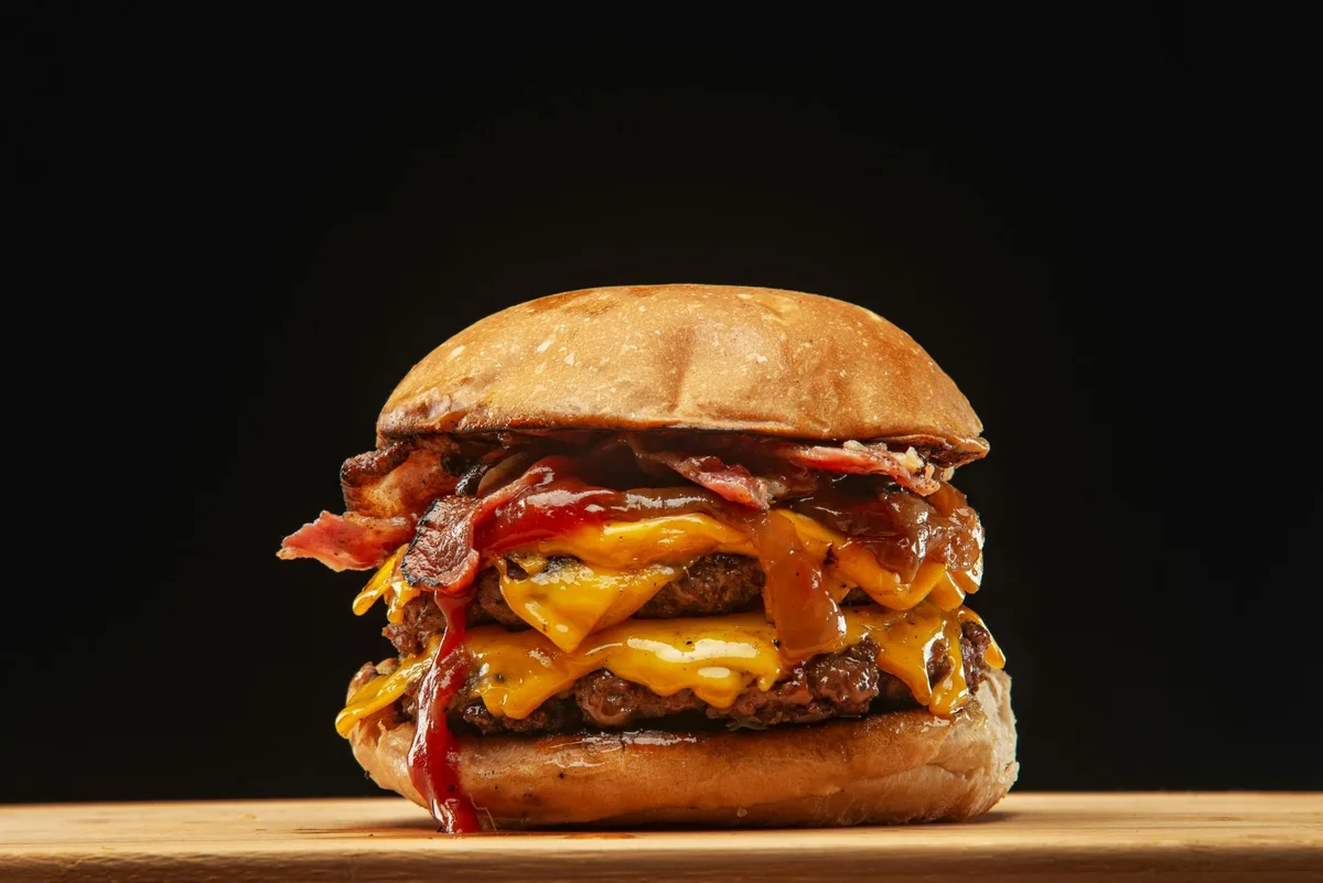 Hamburguesa doble VYQELO con queso cheddar derretido y tocineta