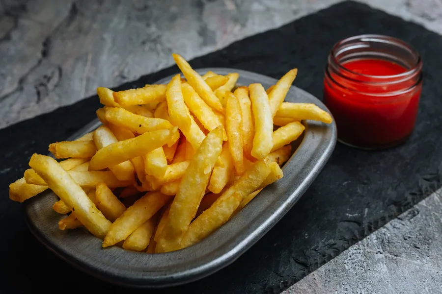 Papas a la francesa doradas con salsa de tomate
