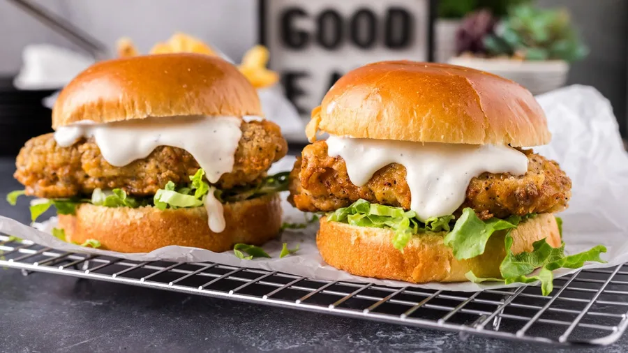 Hamburguesa de pollo crispy con salsa blanca y lechuga